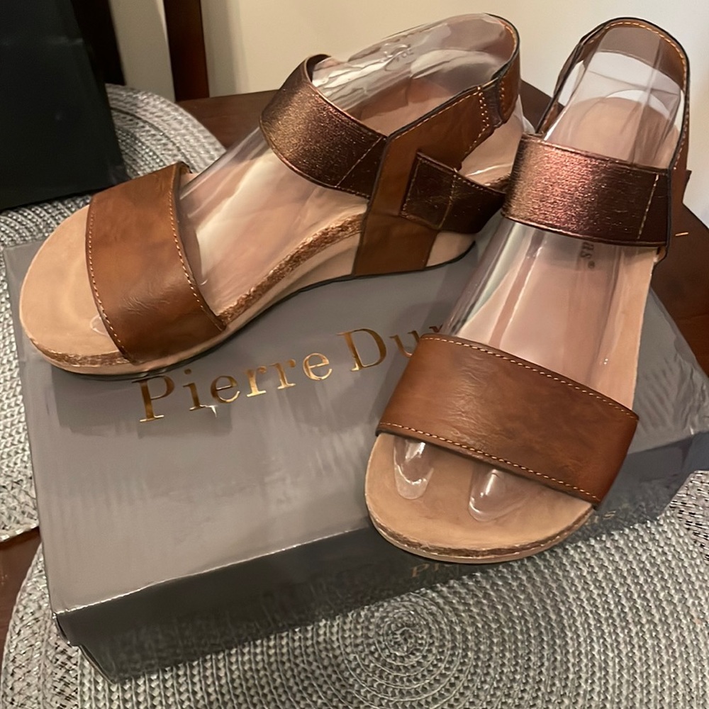 Pierre Dumas Chantal 3 whiskey wedge sandal size 6